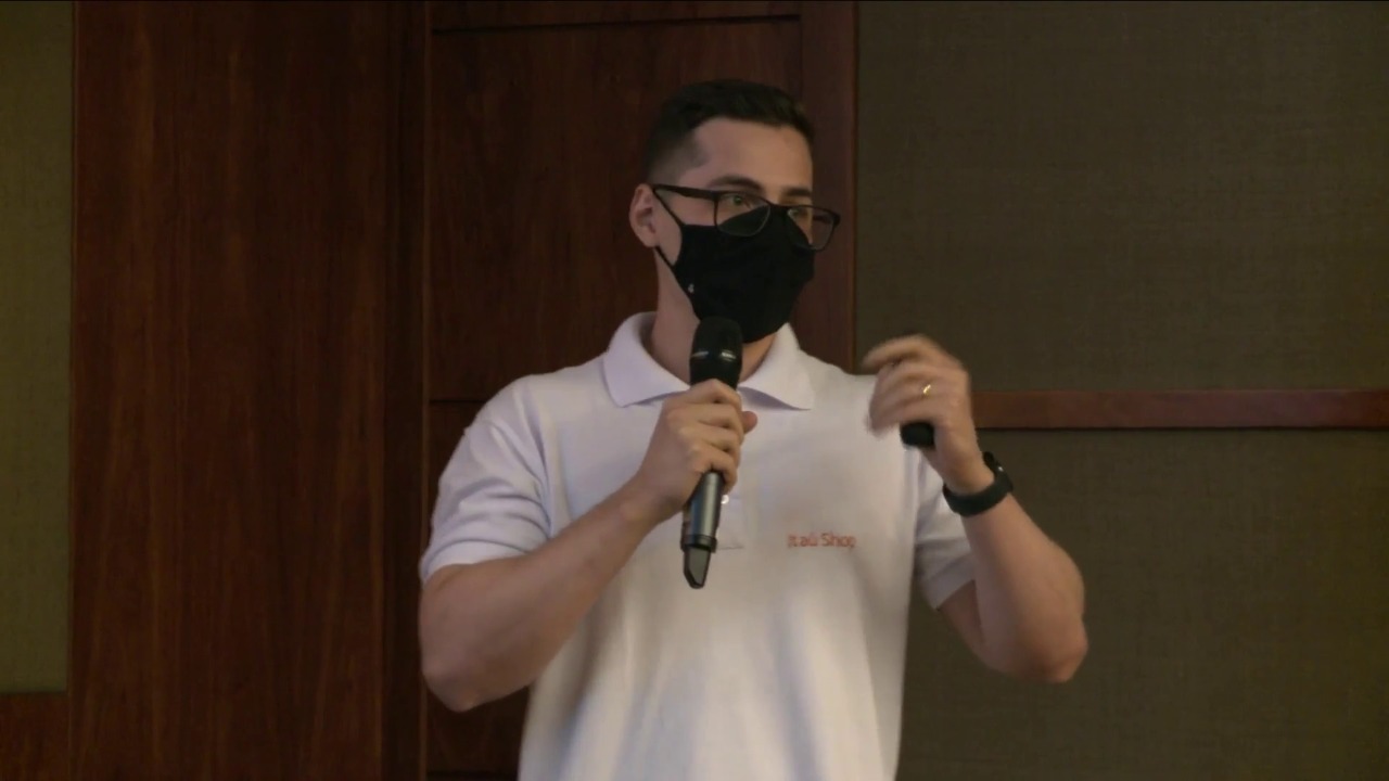 Pablo Bizzi palestrando no Itaú